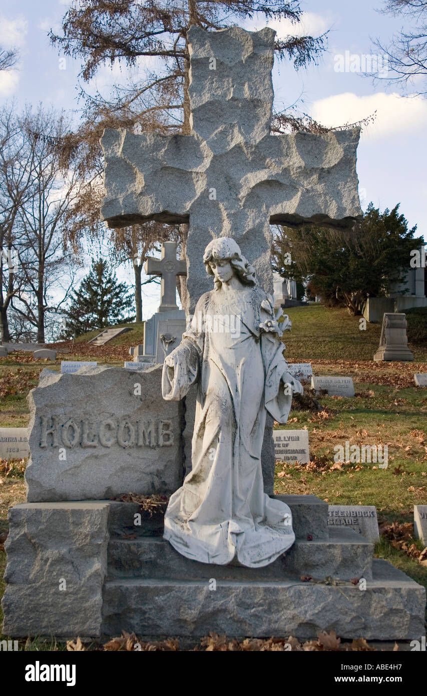 Lapide a forma di croce in un vecchio cimitero di Bridgeport, Connecticut, riflette l'arte funeraria storica e il ricco patrimonio locale della città. Foto Stock