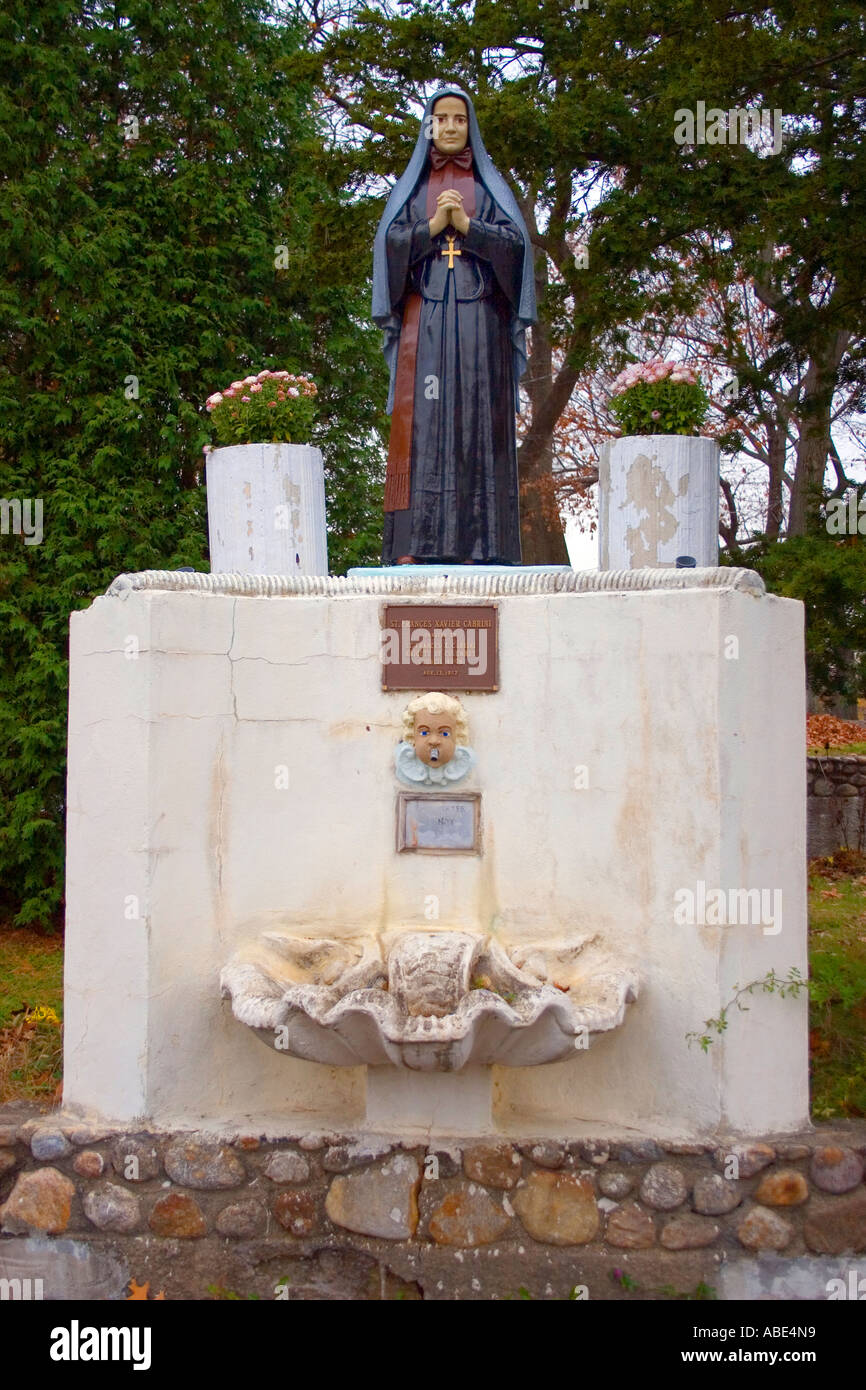 Fontana a una replica dei Giardini Vaticani in corrispondenza di una chiesa a Bridgeport Connecticut Foto Stock