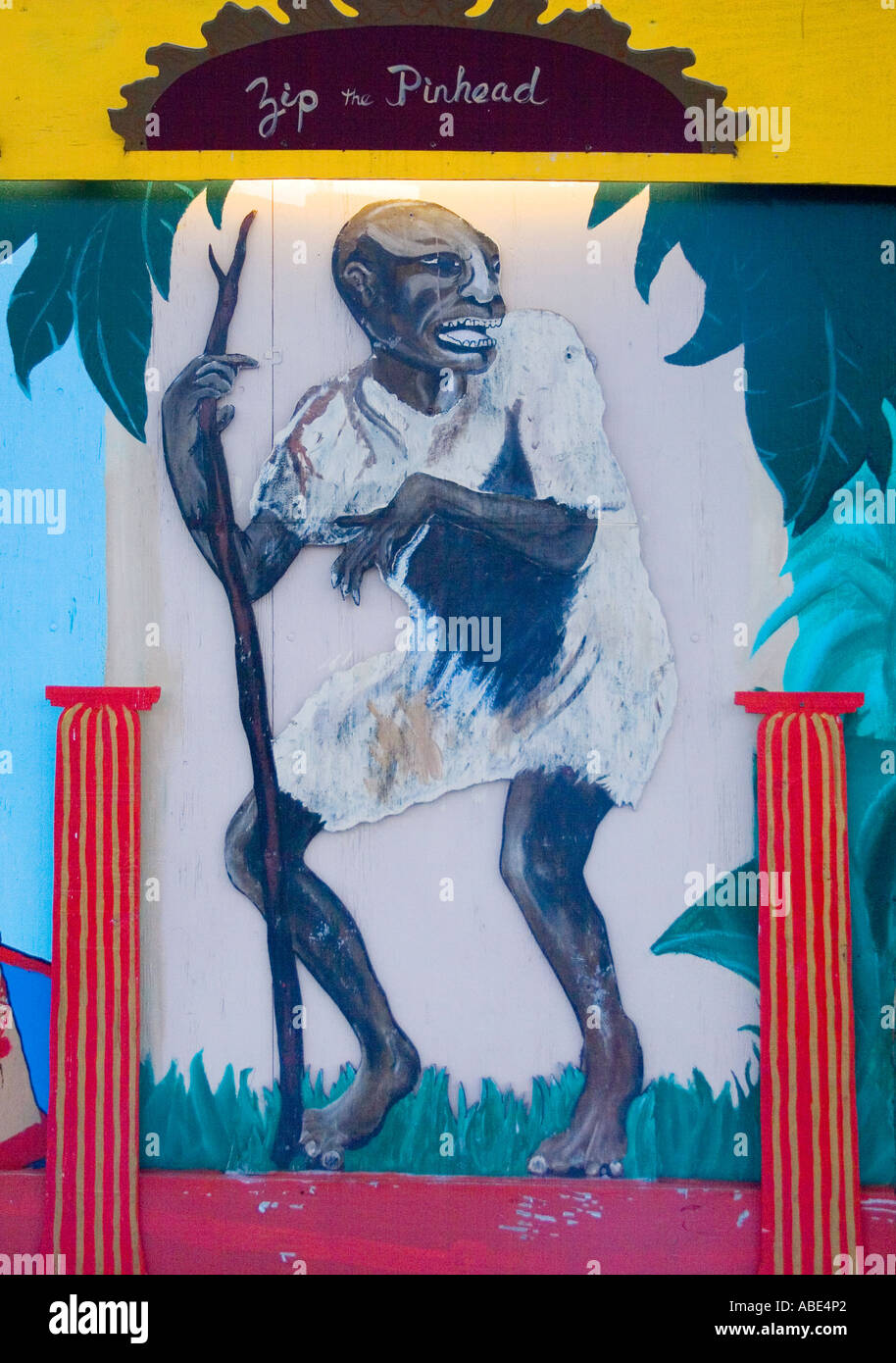 Chainsaw carving di un vecchio Wild West scena anteriore di una berlina in un western store in Willimantic Connecticut Foto Stock