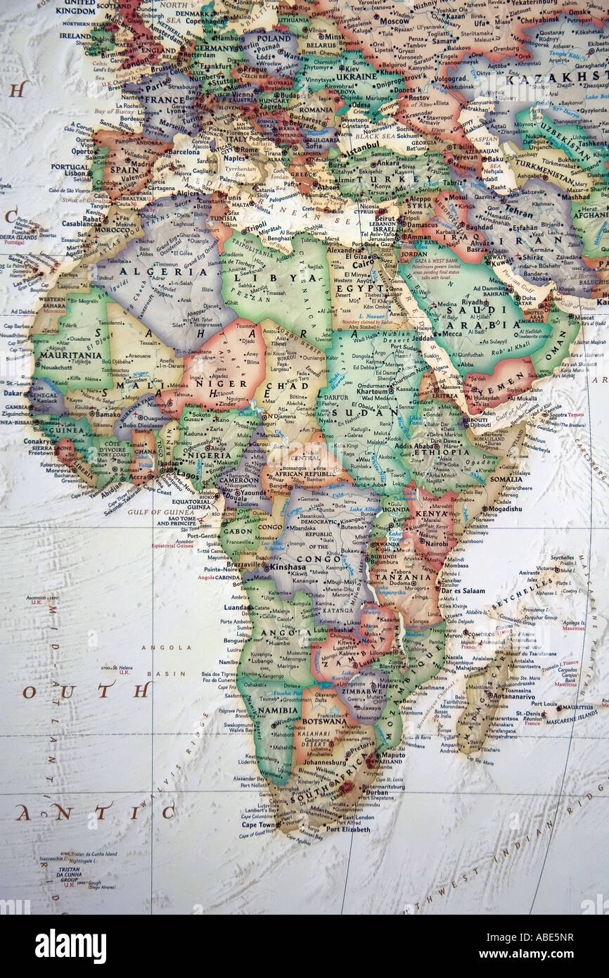 Una vista di Africa e la regione circostante su una multa, dettagliata e colorata mappa del mondo. Foto Stock
