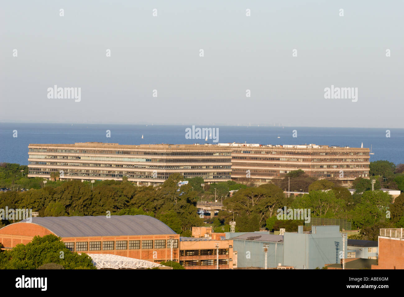 Ciudad Universitaria Universidad de Buenos Aires UBA edifici shot dell'antenna sul retro del Rio de la Plata Foto Stock