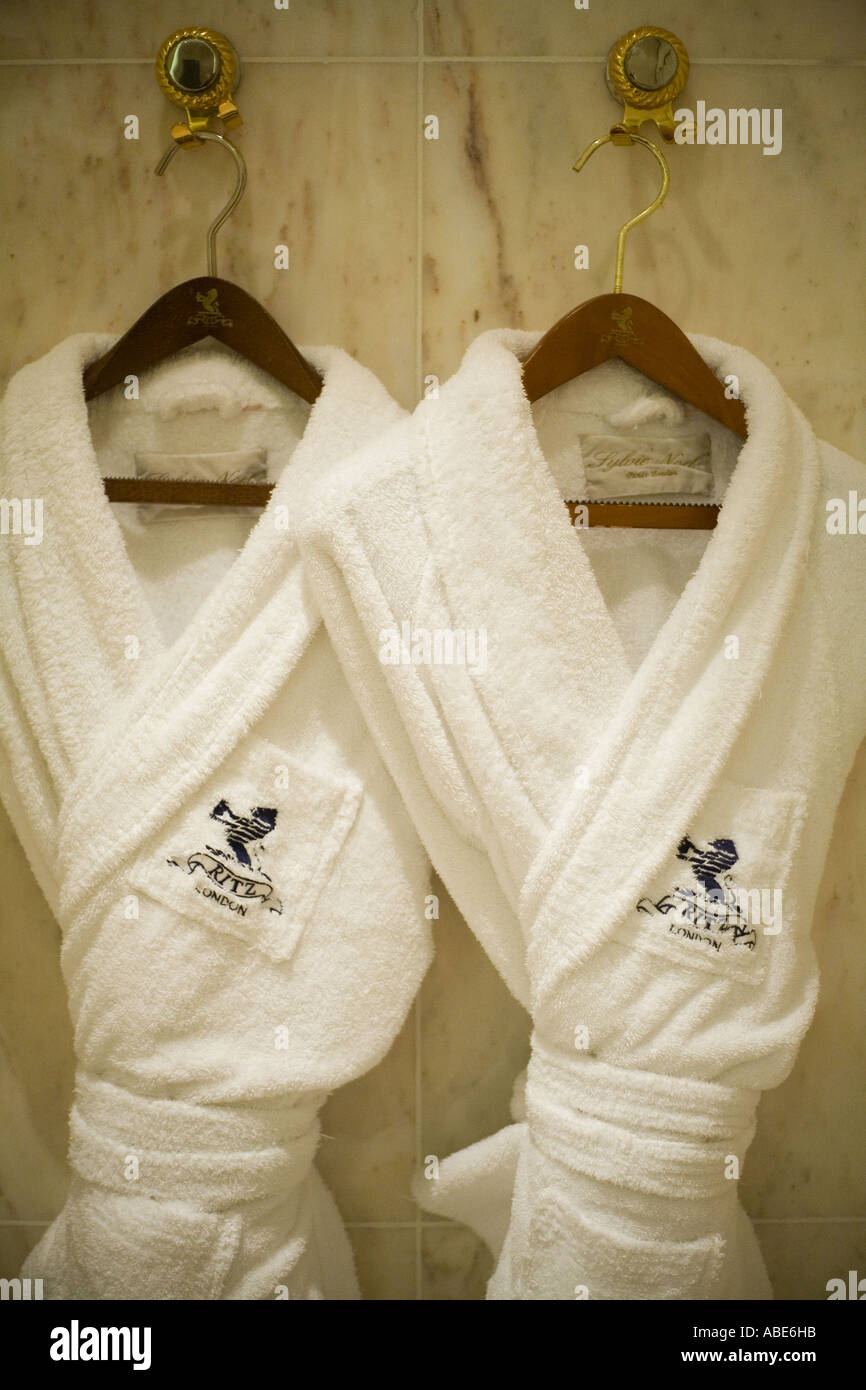 Monogrammed accappatoi appendere in una camera al Ritz Hotel a Londra Foto Stock