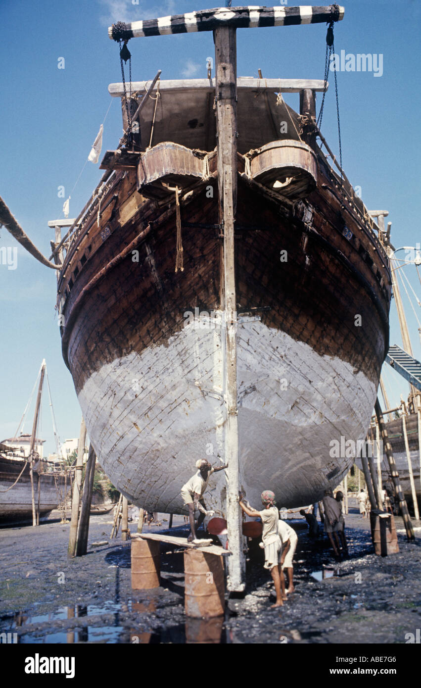 Al di fuori dell'acqua, le proporzioni di una grande dhow solido scafo in teak sono impressionanti Foto Stock