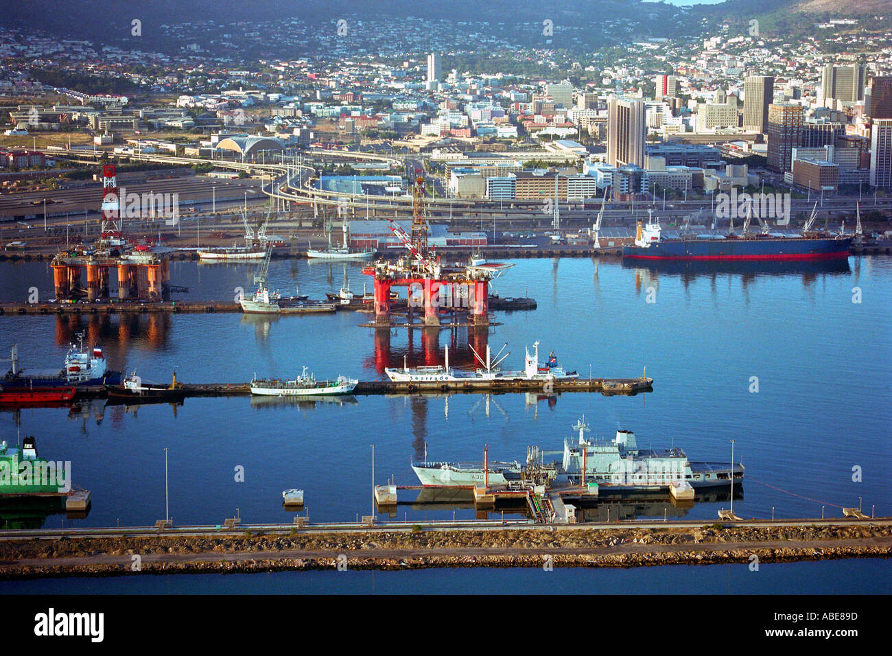 Un porto con la città sullo sfondo Foto Stock