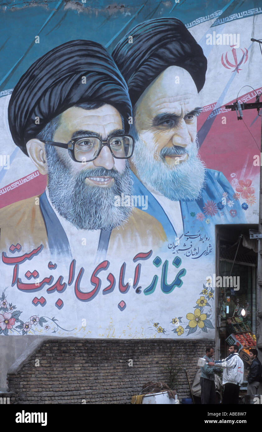L ayatollah Khamenei (sinistra) e Khomeini murale in street, Teheran Iran ©Mark Shenley Foto Stock