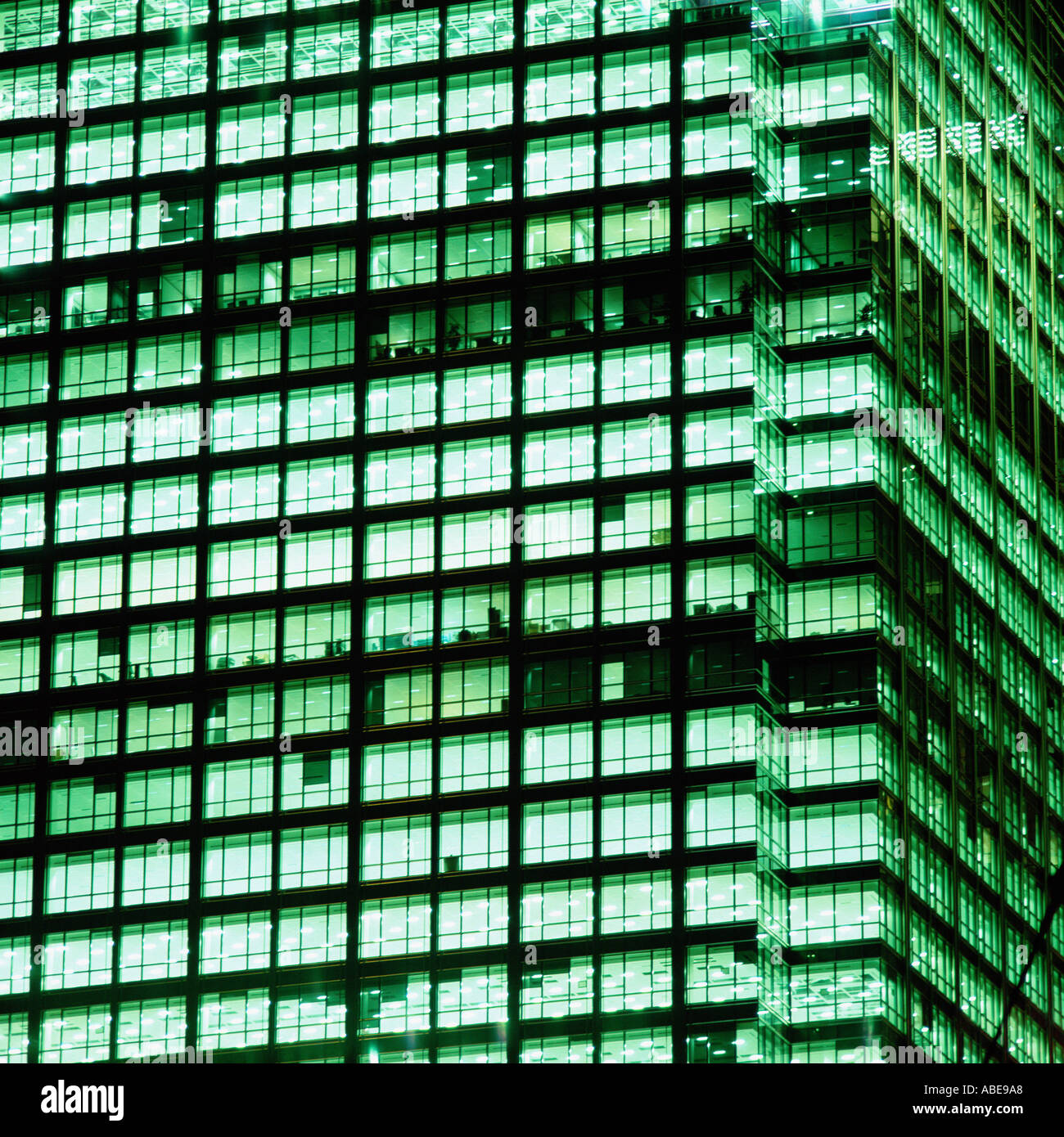 Office Block con illuminazione al neon Foto Stock