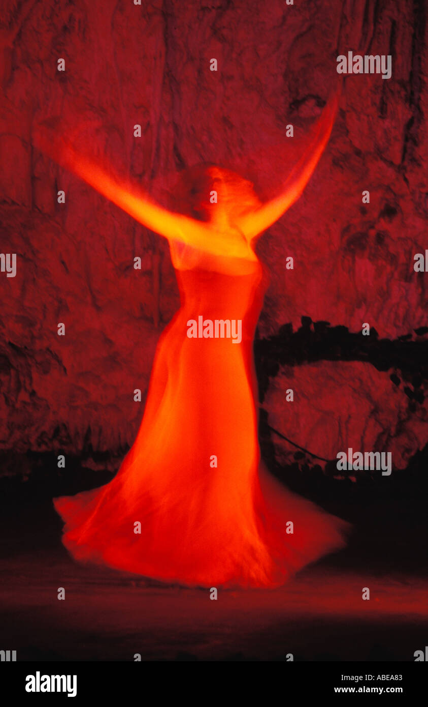 Woman Dancing in grotta di Nerja durante l'annuale festival di danza Foto Stock