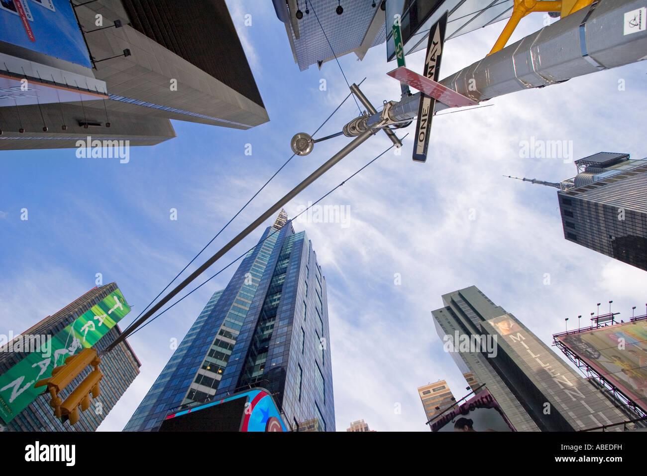 Guardando verso l'alto i grattacieli in Times Square a New York City e New York. Foto Stock