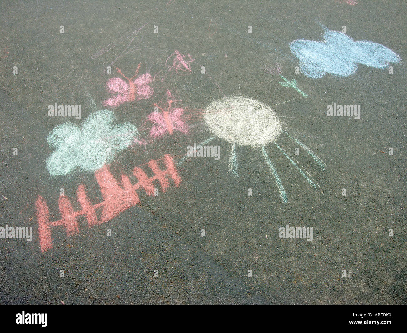 Il disegno dei bambini i bambini con immagini contenenti sun cloud recinzione ad albero farfalle su una strada con asfalto nero superficie Foto Stock