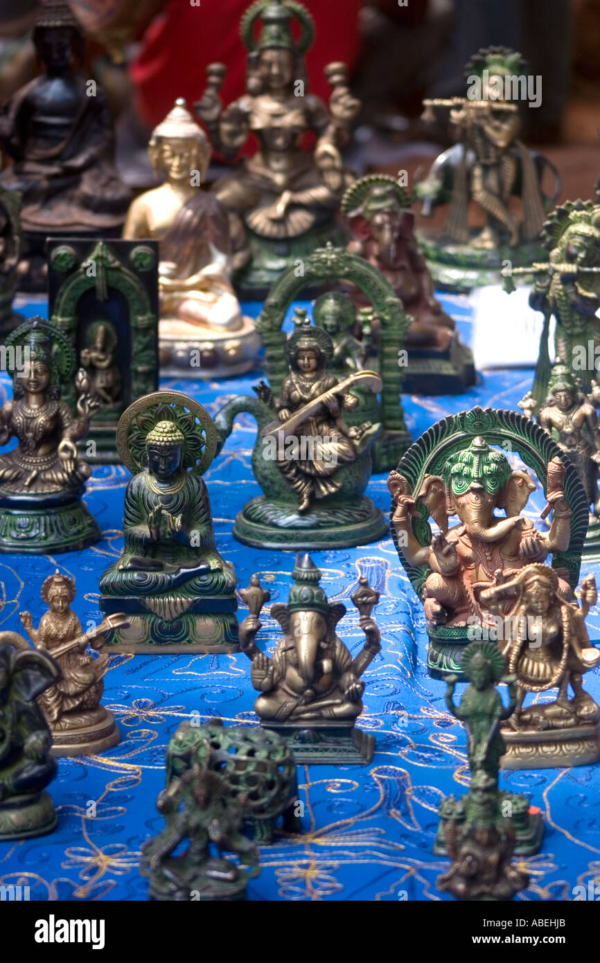 Il Buddha Ganpati Saraswati Krishna idoli al Anjuna Hippy il mercato delle pulci di Goa Foto Stock