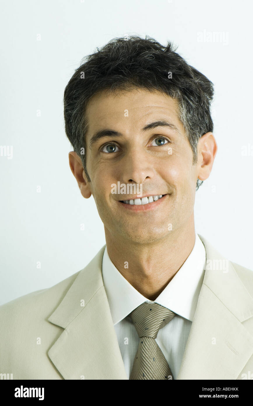 Uomo che indossa tuta sorridente, testa e spalle, ritratto Foto Stock