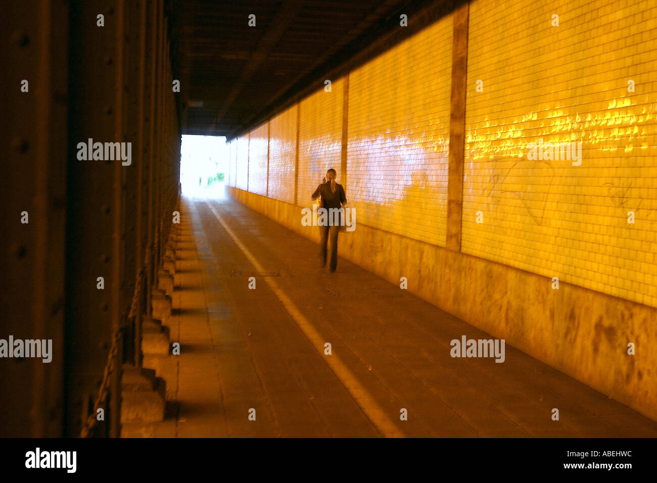 La donna va da solo attraverso un tunnel Foto Stock