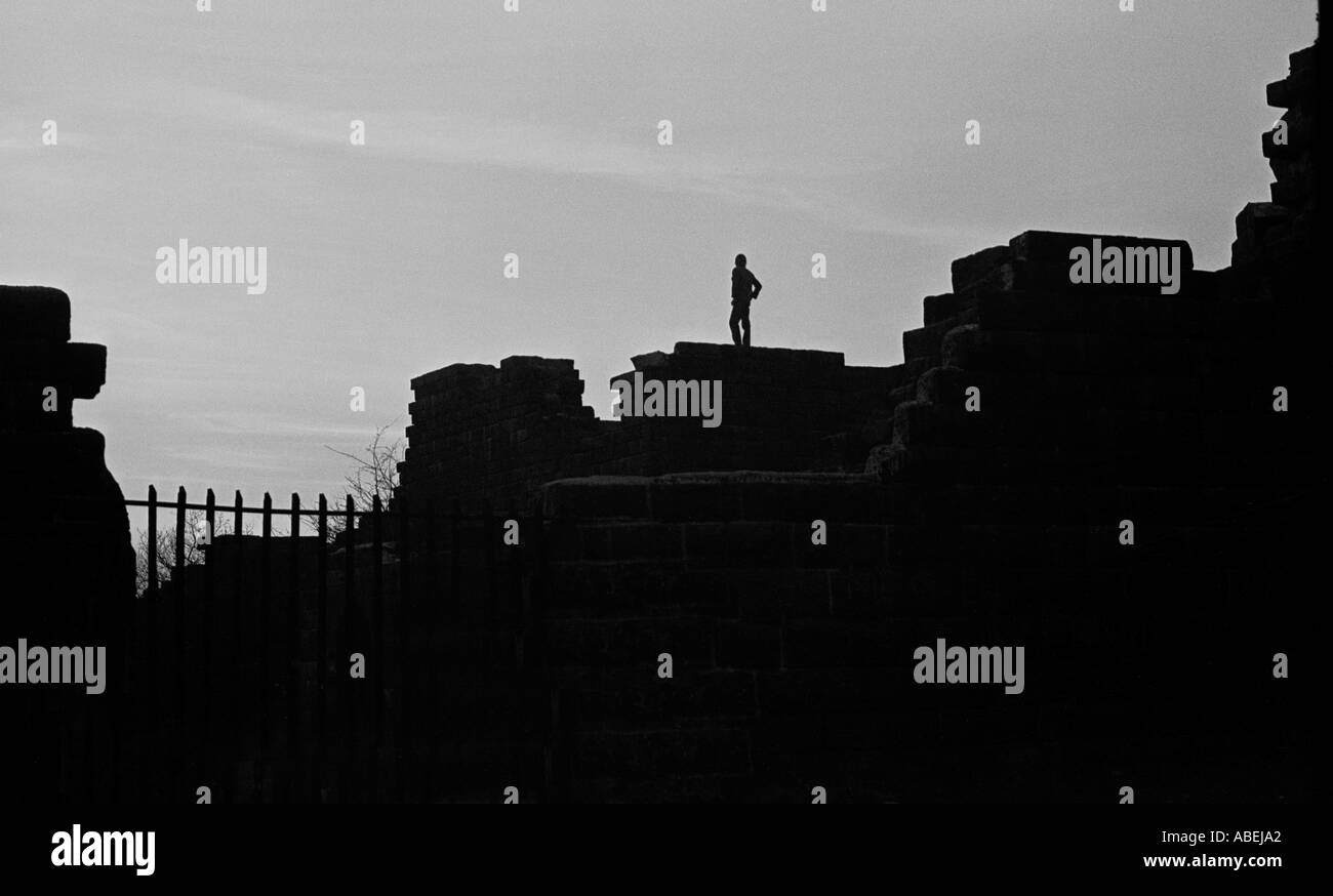 Silhouette di un giovane maschio a Rivington rovina del castello a Horwich vicino a Bolton Regno Unito Foto Stock