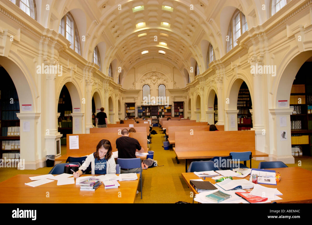Università di Cardiff gli studenti per gli esami presso la biblioteca universitaria Cardiff South Wales UK Foto Stock