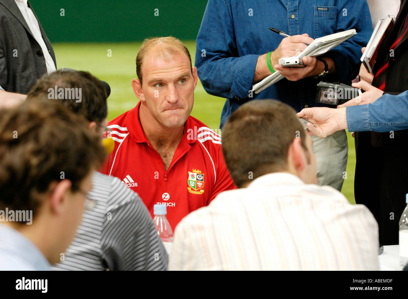 Lawrence Dallaglio Inghilterra e British Lions giocatore professionista di rugby parlando di giornali e radio giornalisti sportivi Foto Stock