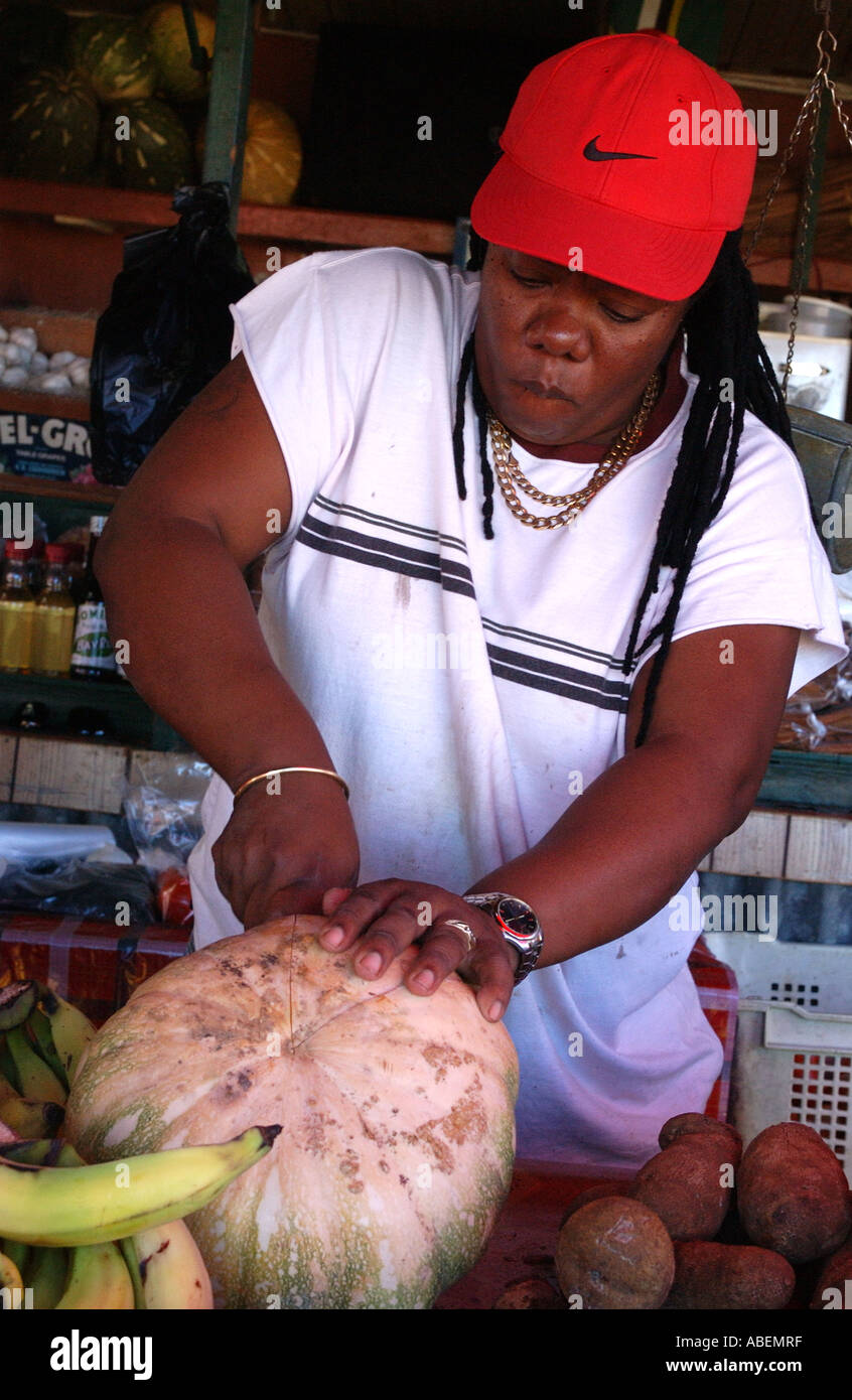 Fornitore del mercato in Roseau, Dominica nelle Windward Islands Foto Stock