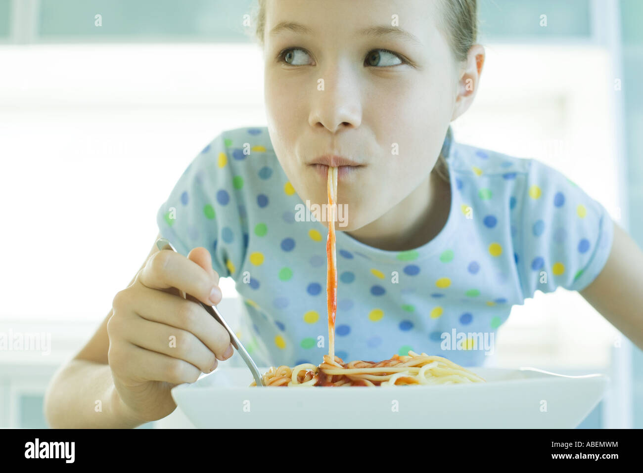 Ragazza slurping spaghetti tagliatelle Foto Stock