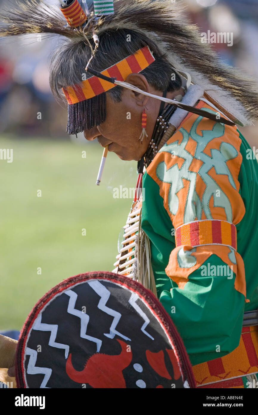 Un nativo americano in full regalia durante un powwow nel nord dello Utah Foto Stock