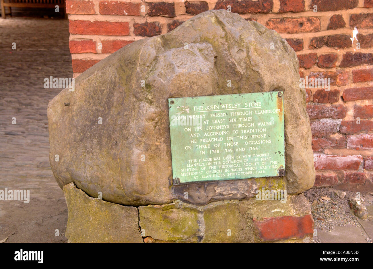 La pietra in Llanidloes Powys Galles Centrale NEL REGNO UNITO dove John Wesley predicò Foto Stock