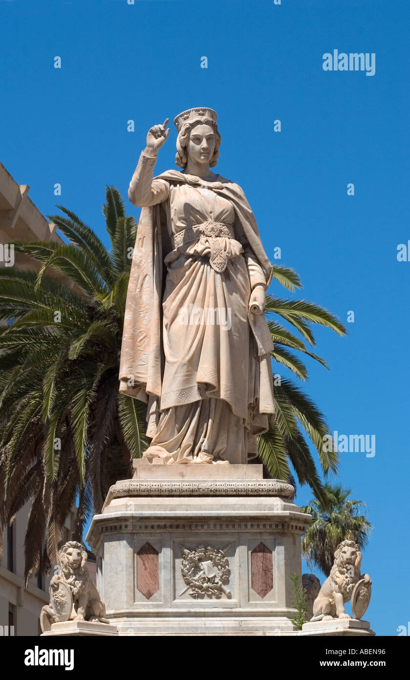 Statua di Eleonora holding di scorrimento Carta de Logu. Piazza Eleonora d'Arborea, Oristano, Sardegna Foto Stock