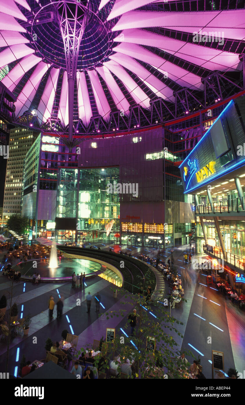 Il Sony Center di notte Potsdamer Platz Berlino Germania Foto Stock