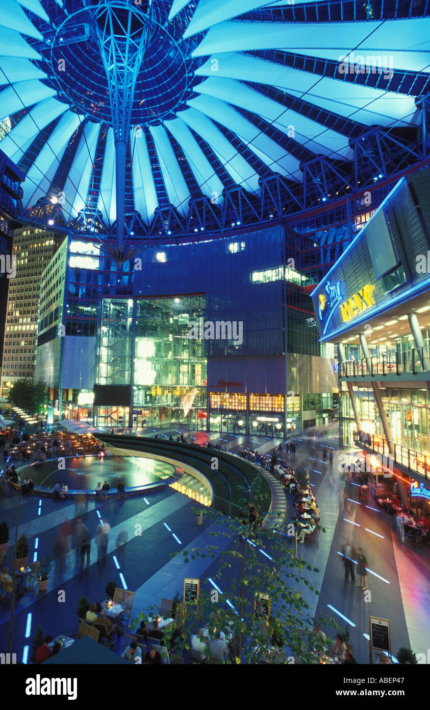 Il Sony Center di notte potsdamer platz Berlino Germania Foto Stock