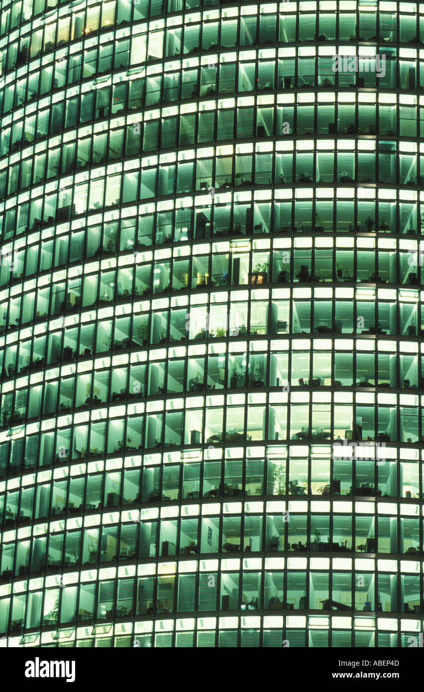 Facciata di un grattacielo di notte Potsdamer Platz Berlino Germania Foto Stock