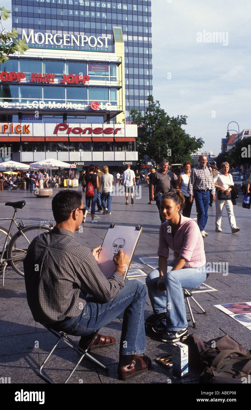 Ritrattista presso il luogo Breitscheidplatz vicino a Kurfuerstendamm Berlin Germania Foto Stock