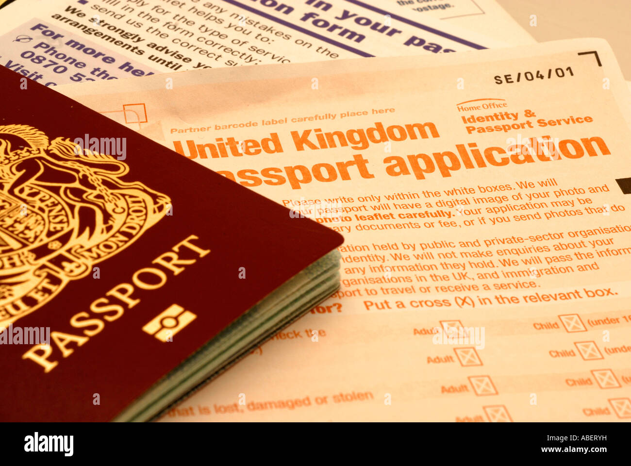 Passaporto biometrico, passaporto britannico, passaporto e i moduli di domanda Foto Stock