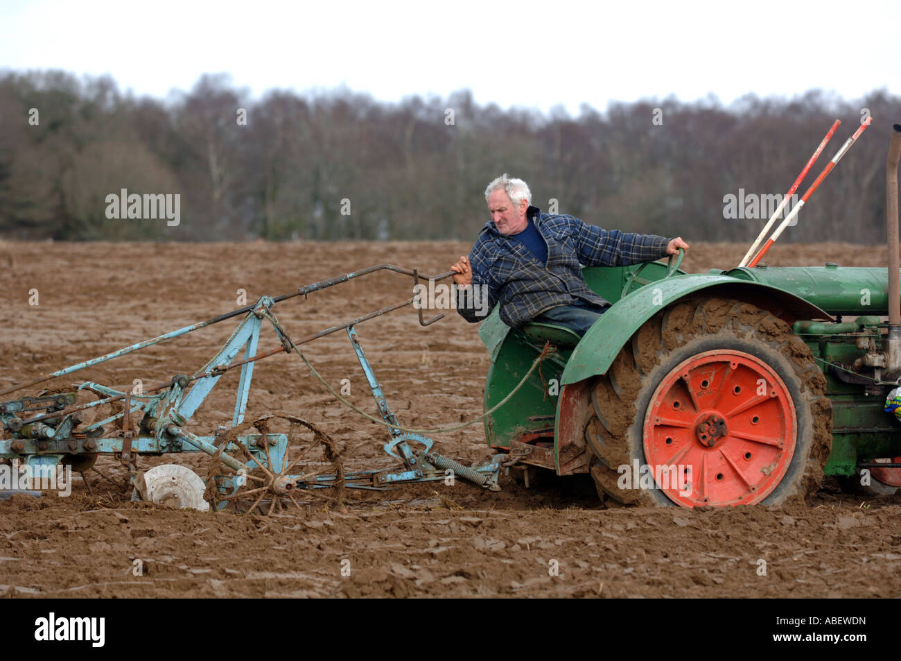Trattore vintage e uomo arando un campo, Gran Bretagna, Regno Unito Foto Stock