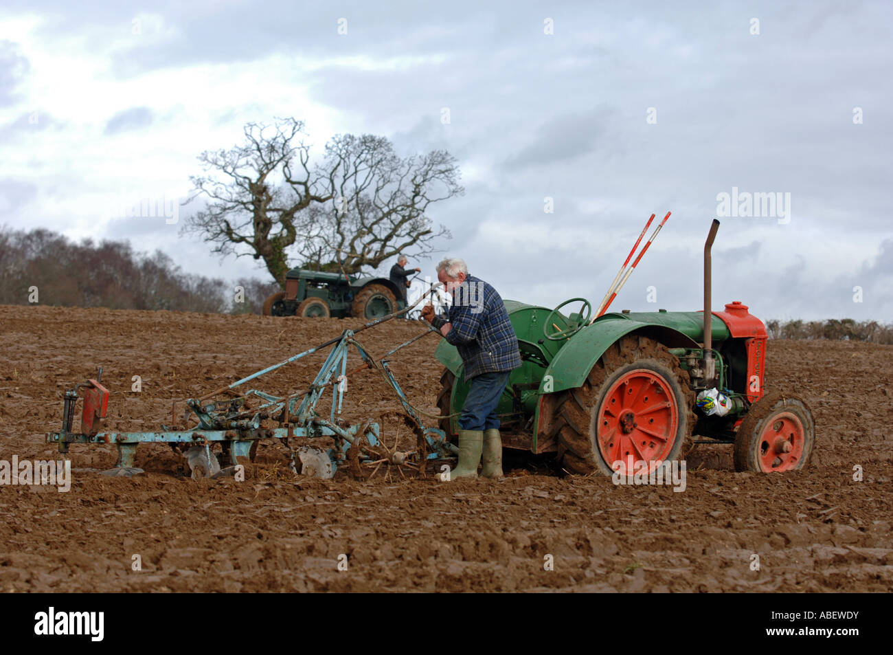 Trattore vintage e uomo arando un campo, Gran Bretagna, Regno Unito Foto Stock