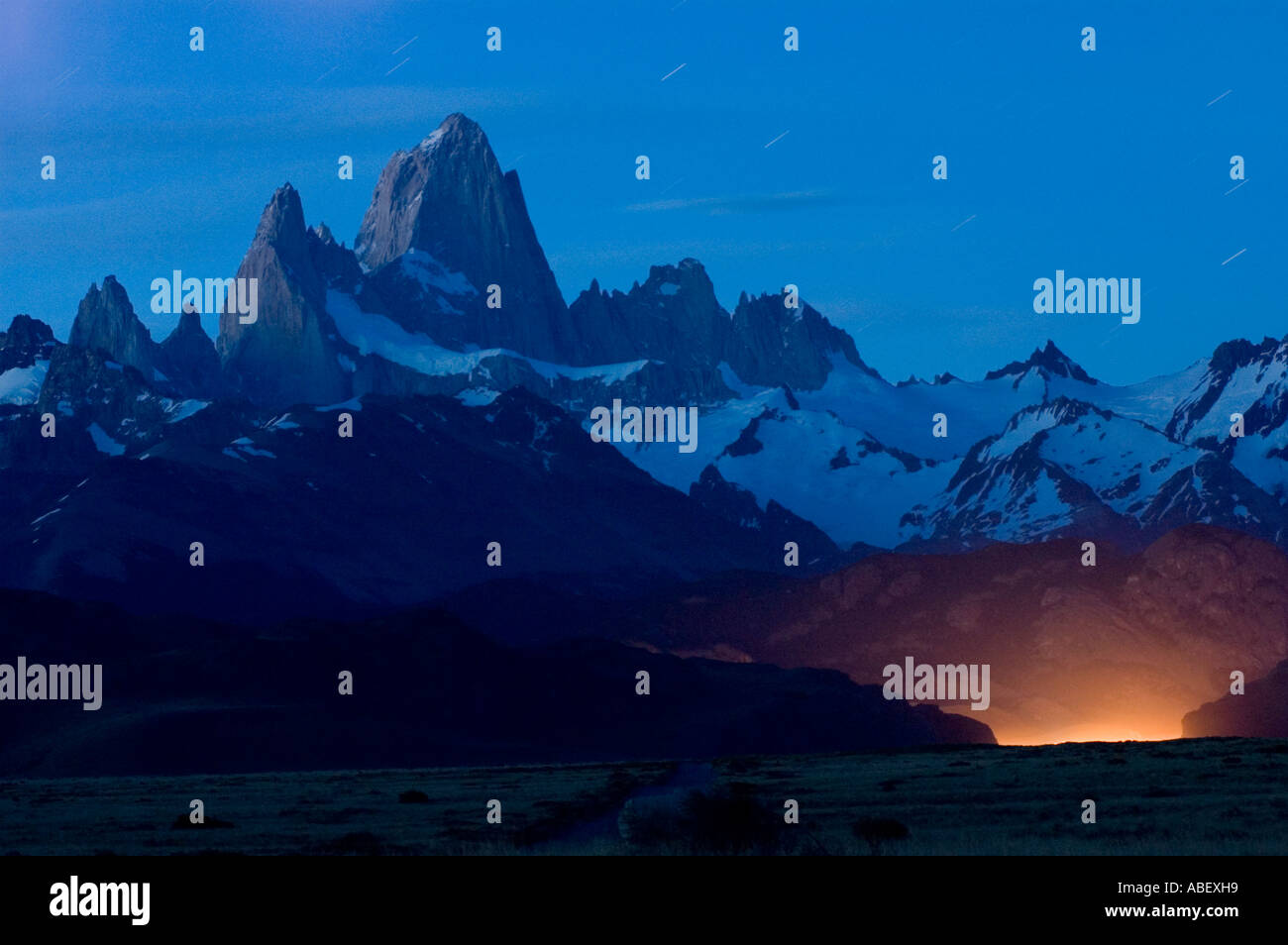 Vista notturna del Monte "Fitz Roy" (3405m) chiamato anche "Chalten" in Patagonia, Provincia di Santa Cruz, Argentina Foto Stock