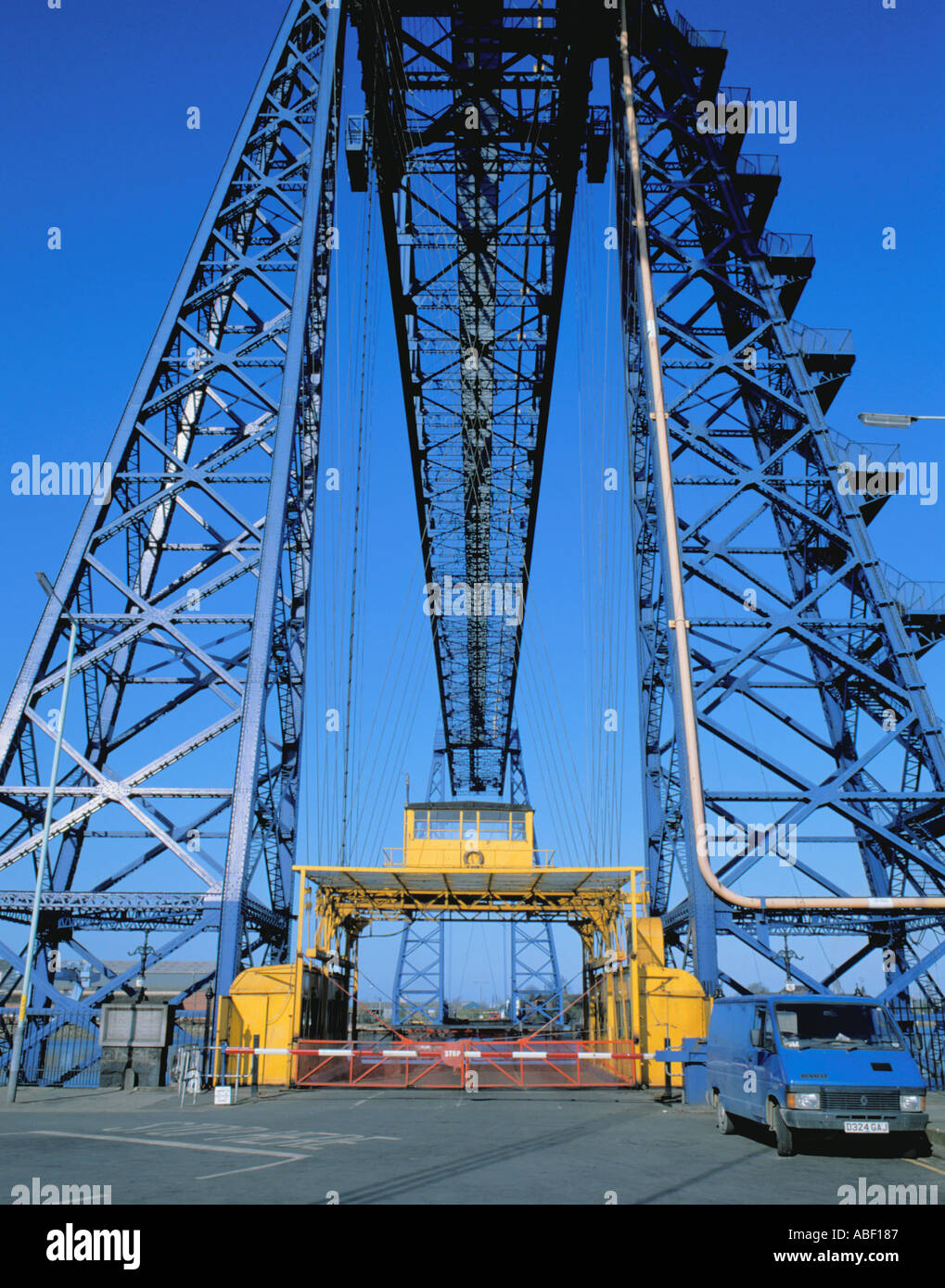 La sospesa in viaggio e auto Transporter Bridge sul fiume tees, Middlesbrough, Cleveland, Inghilterra, Regno Unito. Foto Stock