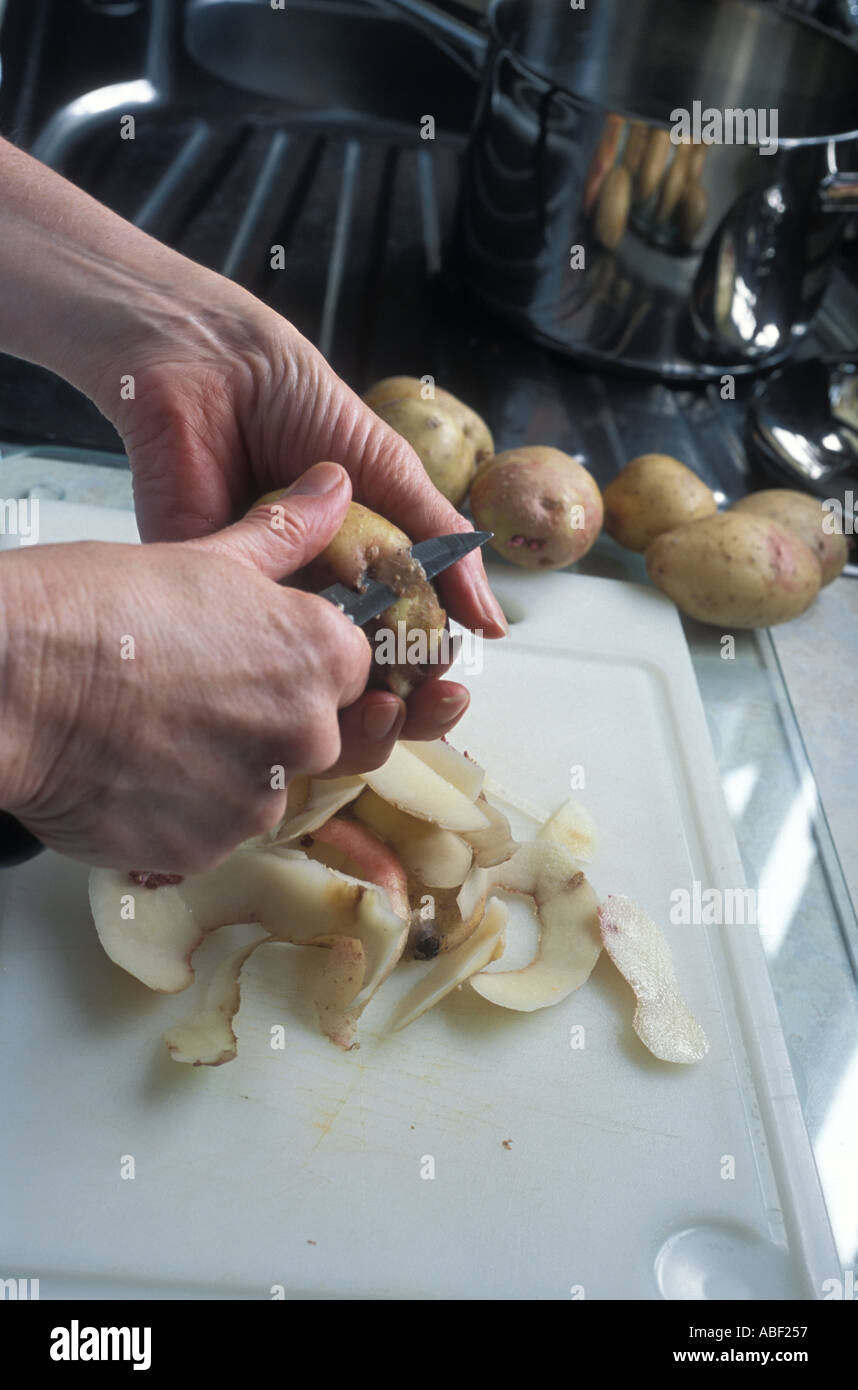 La pelatura di patate Foto Stock
