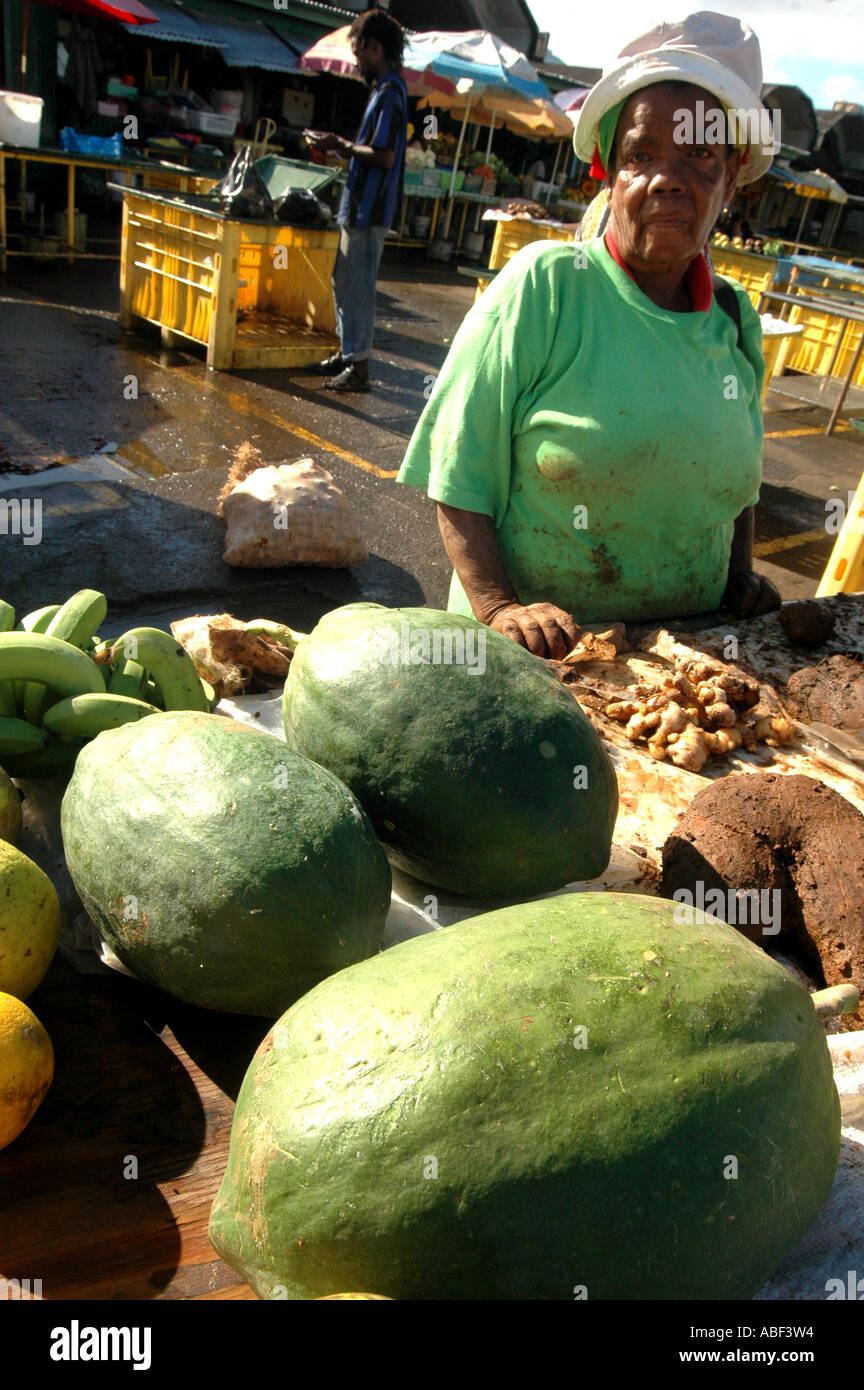 Fornitore del mercato a Roseau mercato, Dominica Foto Stock