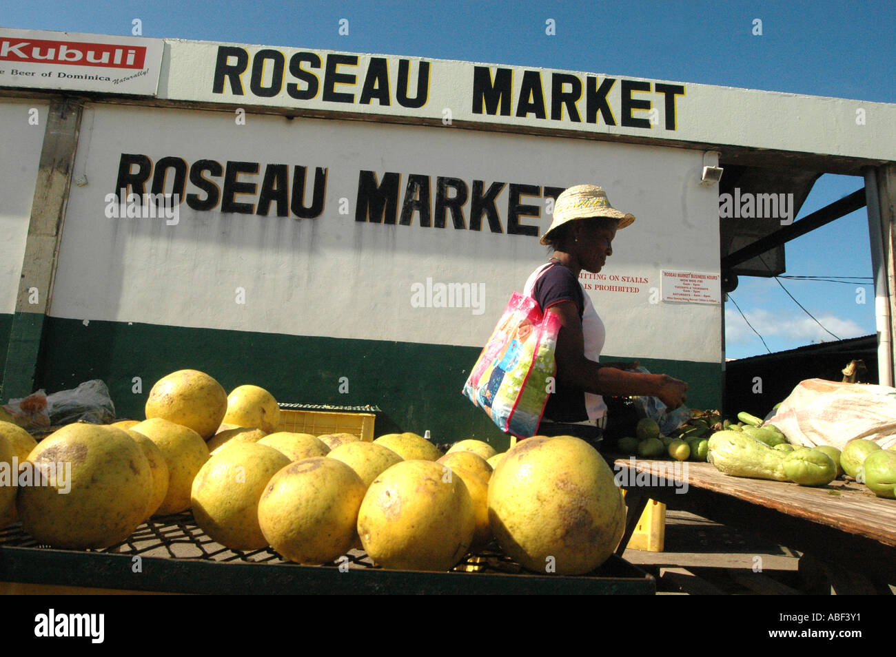 Fornitore del mercato a Roseau mercato, Dominica, dei Caraibi Foto Stock