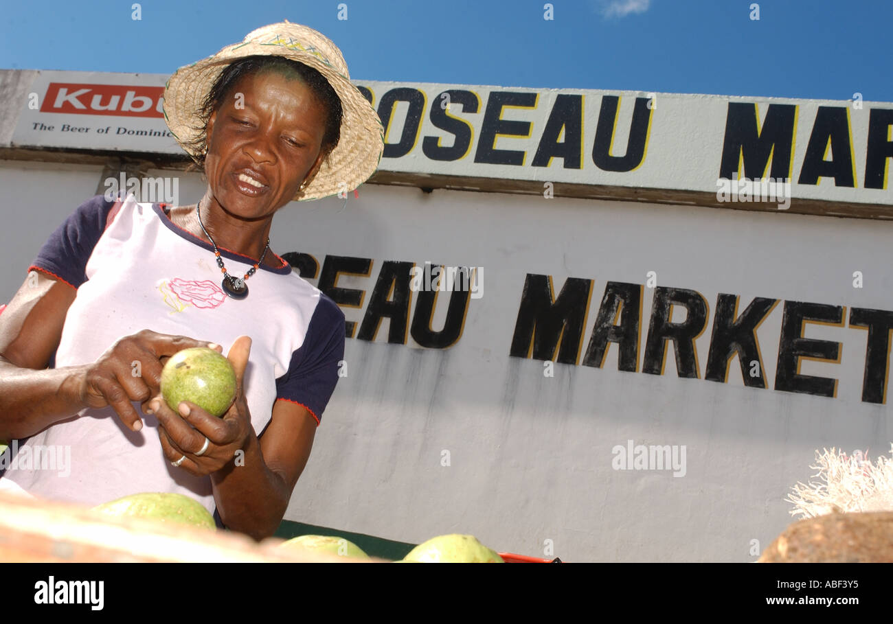 Fornitore del mercato a Roseau mercato, Dominica, dei Caraibi Foto Stock