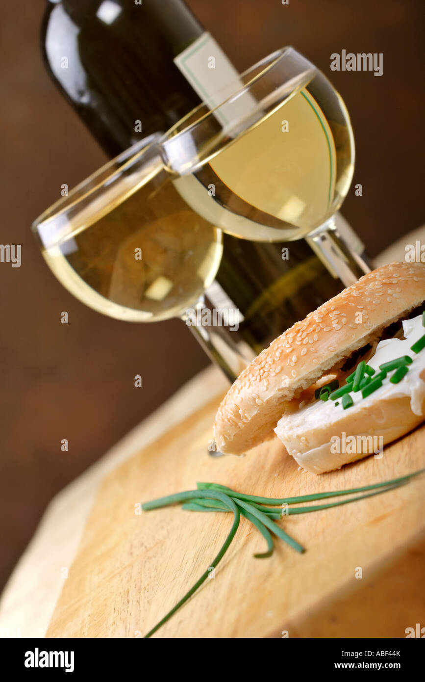 Bagel con formaggio cremoso e taglio fresco di erba cipollina Foto Stock