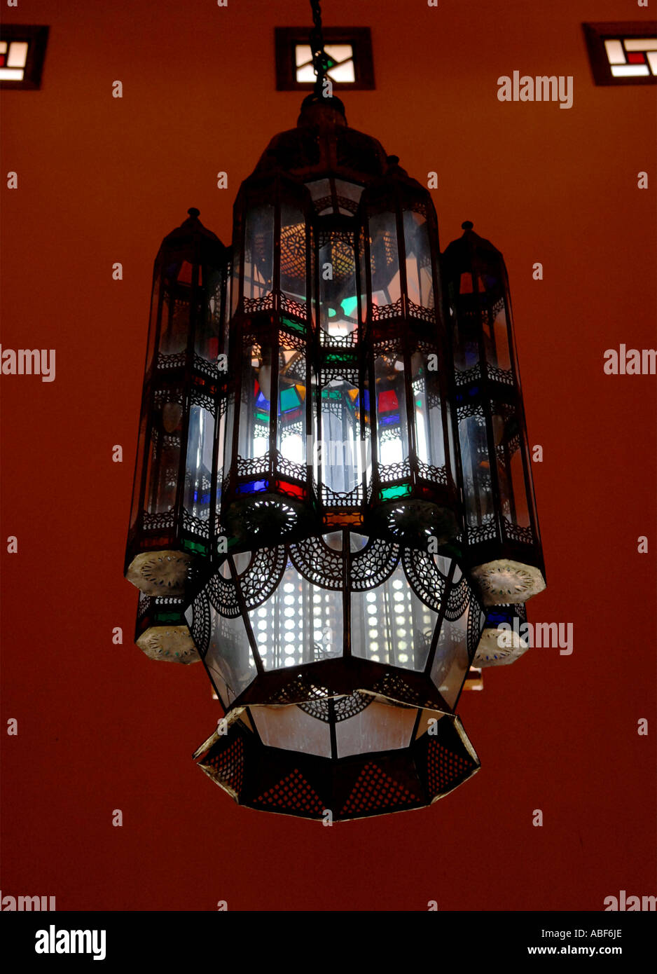 Lampada marocchina nel Riad tradizionale Foto Stock