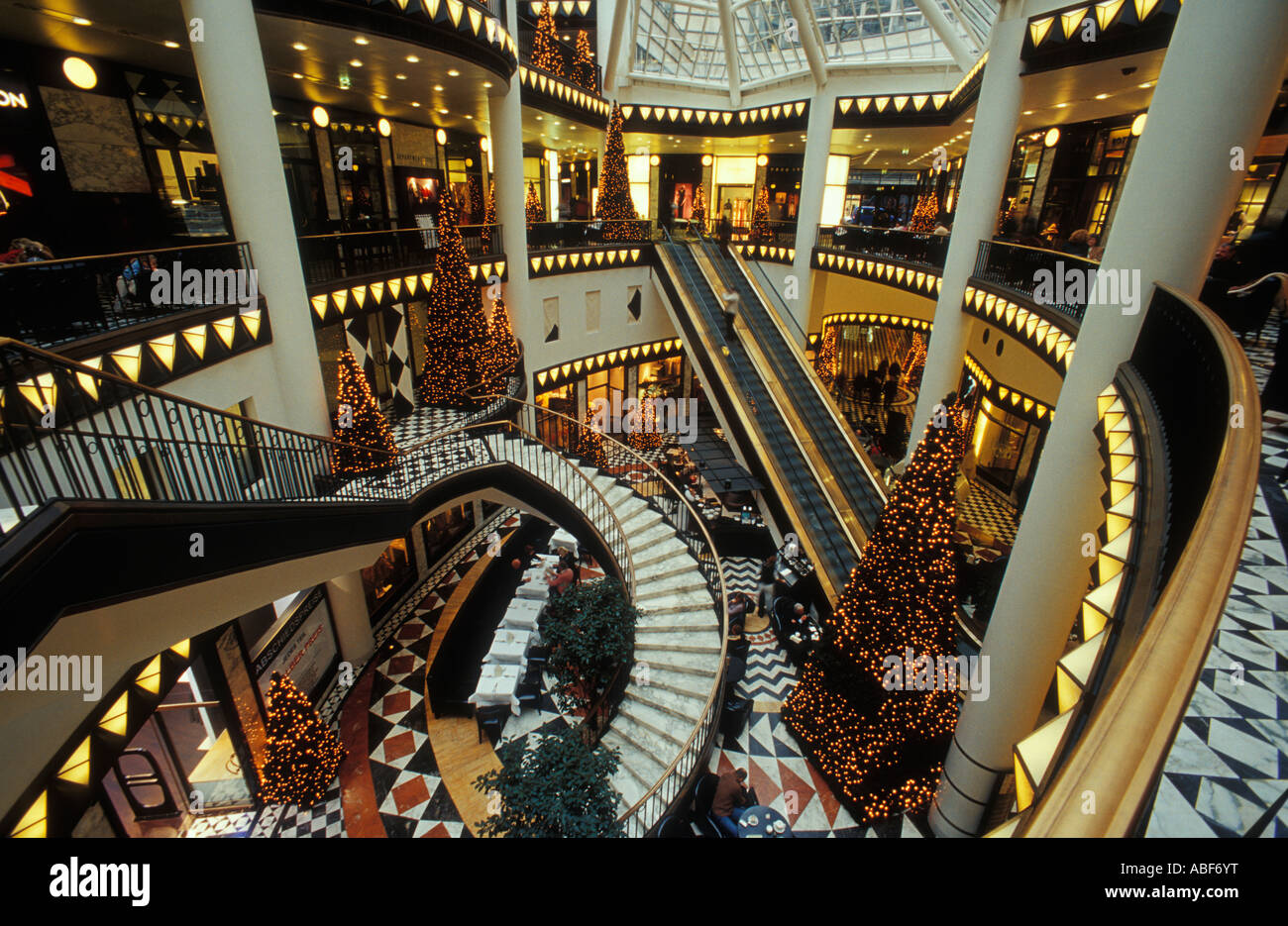 Berlino. La Friedrichstrasse. Interno del Quartier 206 al tempo di Natale. Lussuoso e stravaganti shopping center. Foto Stock