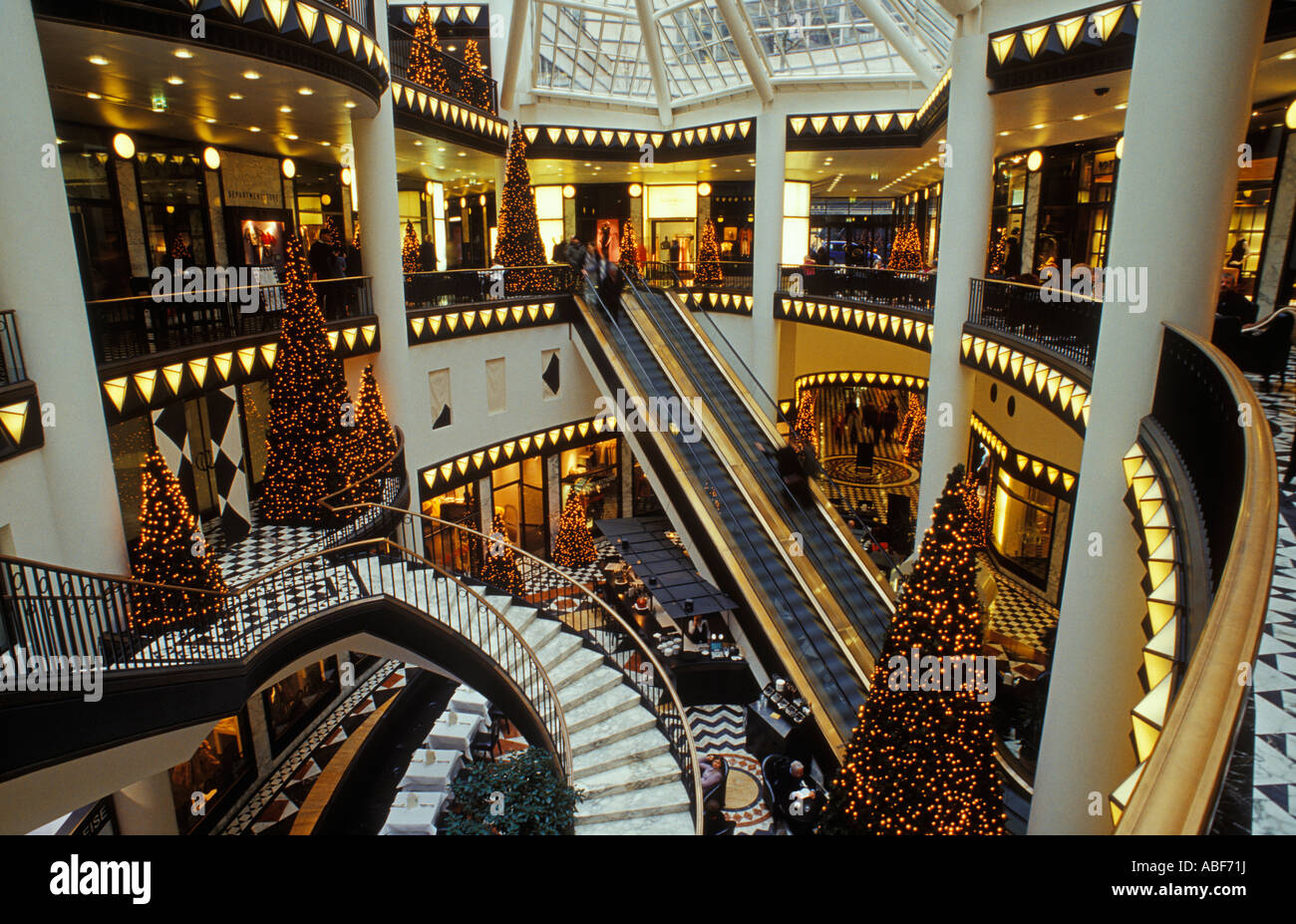 Berlino. La Friedrichstrasse. Interno del Quartier 206 al tempo di Natale. Lussuoso e stravaganti shopping center. Foto Stock