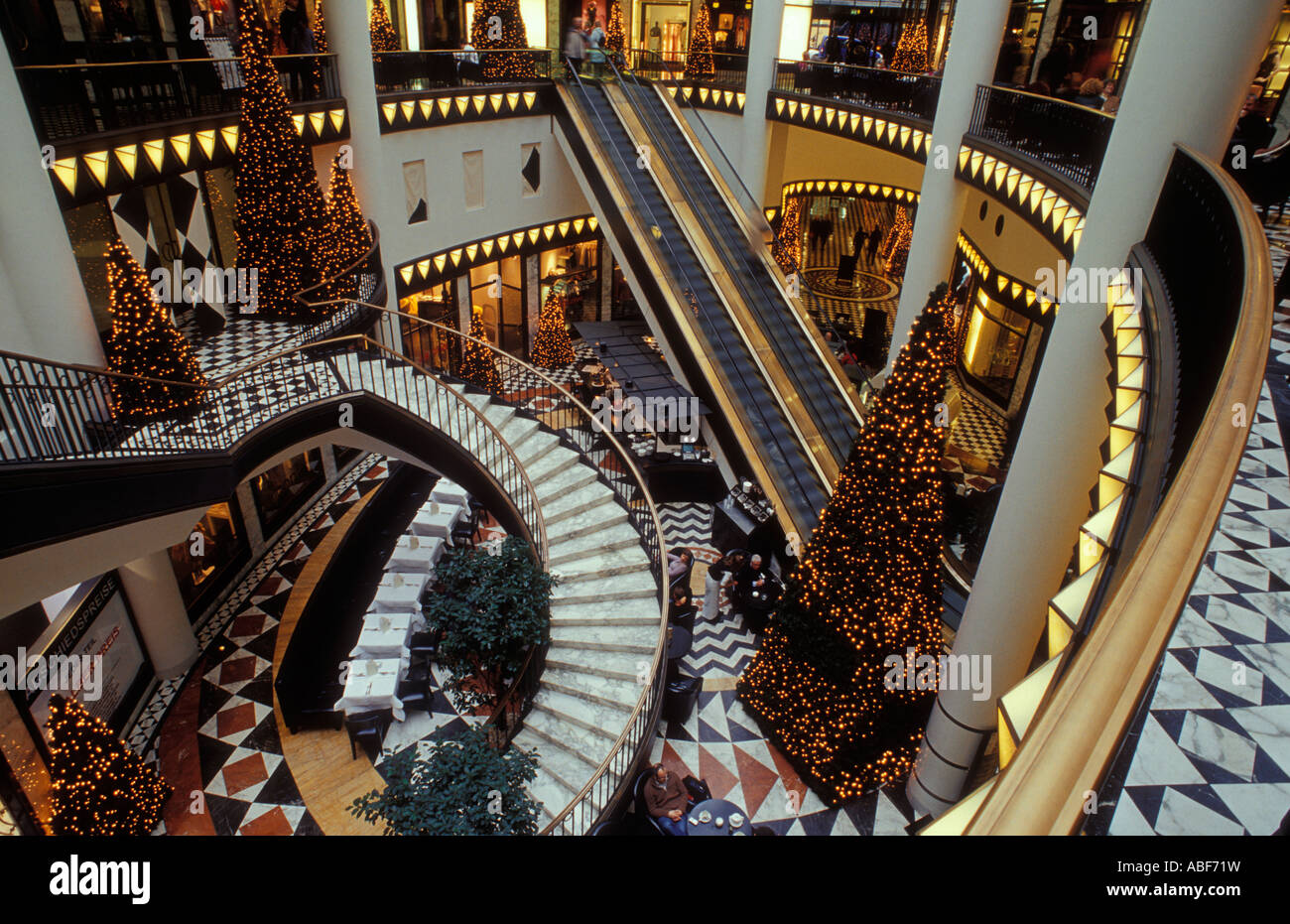 Berlino. La Friedrichstrasse. Interno del Quartier 206 al tempo di Natale. Lussuoso e stravaganti shopping center. Foto Stock