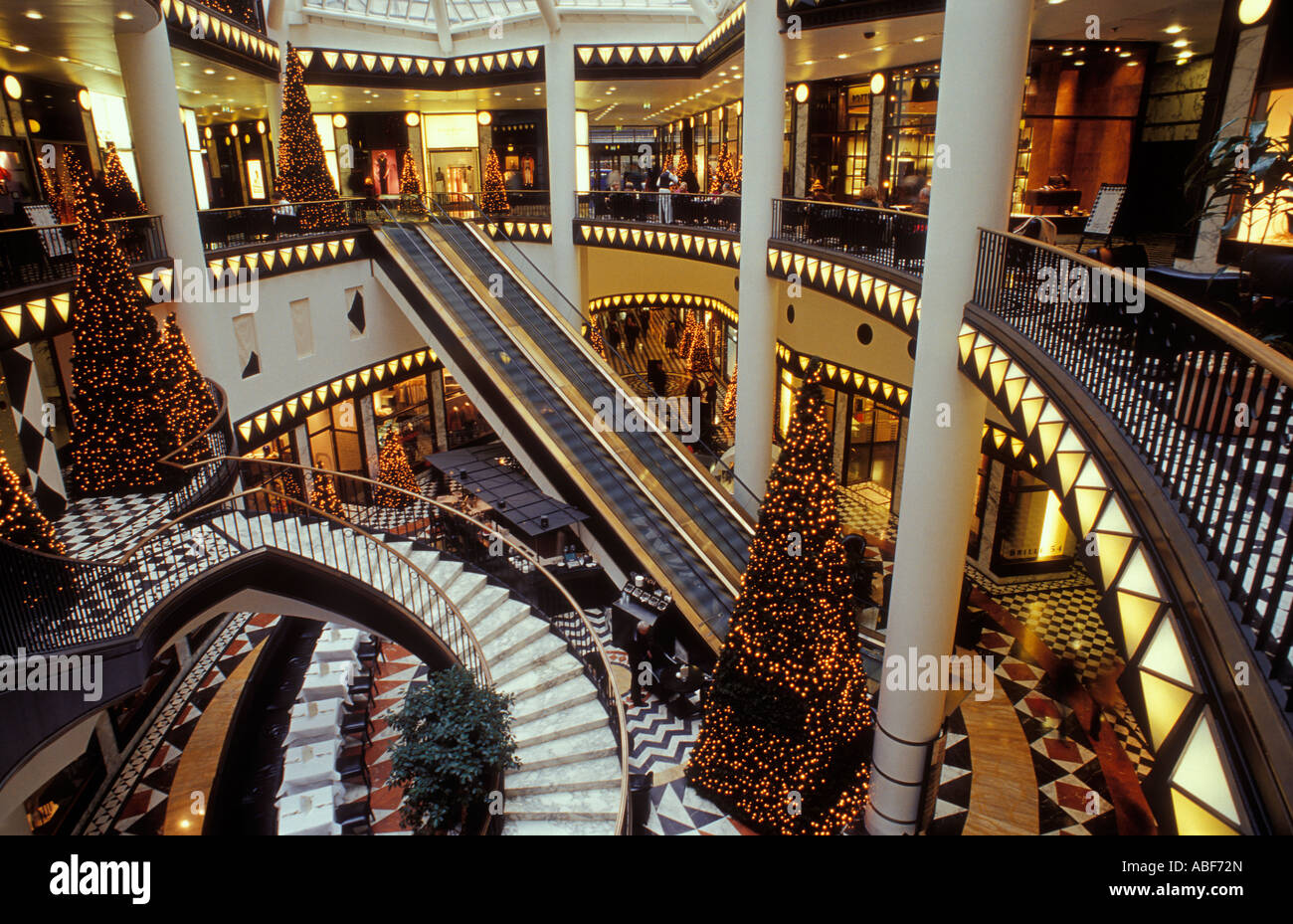 Berlino. La Friedrichstrasse. Interno del Quartier 206 al tempo di Natale. Lussuoso e stravaganti shopping center. Foto Stock