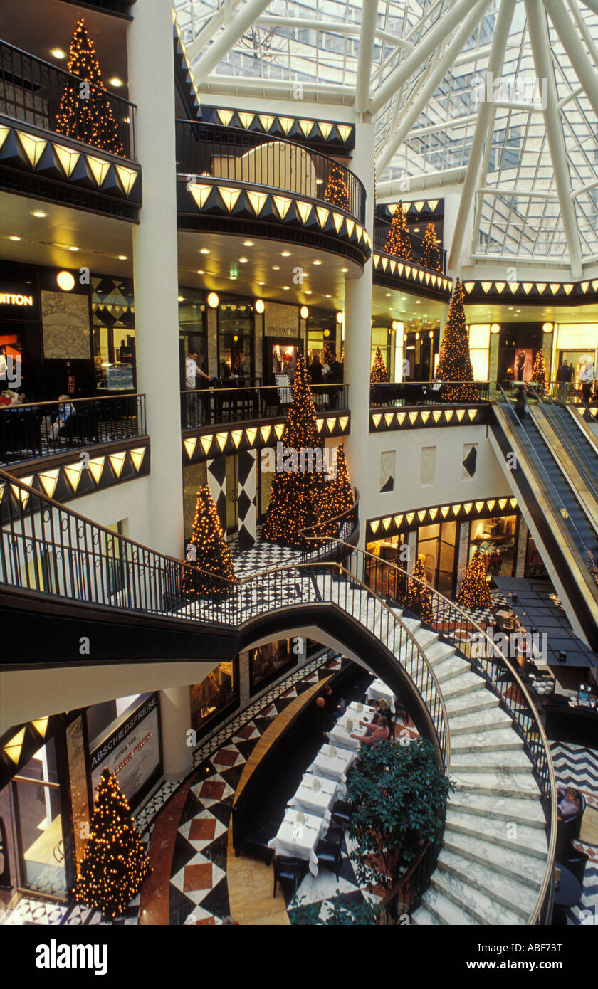 Berlino. La Friedrichstrasse. Interno del Quartier 206 al tempo di Natale. Lussuoso e stravaganti shopping center. Foto Stock