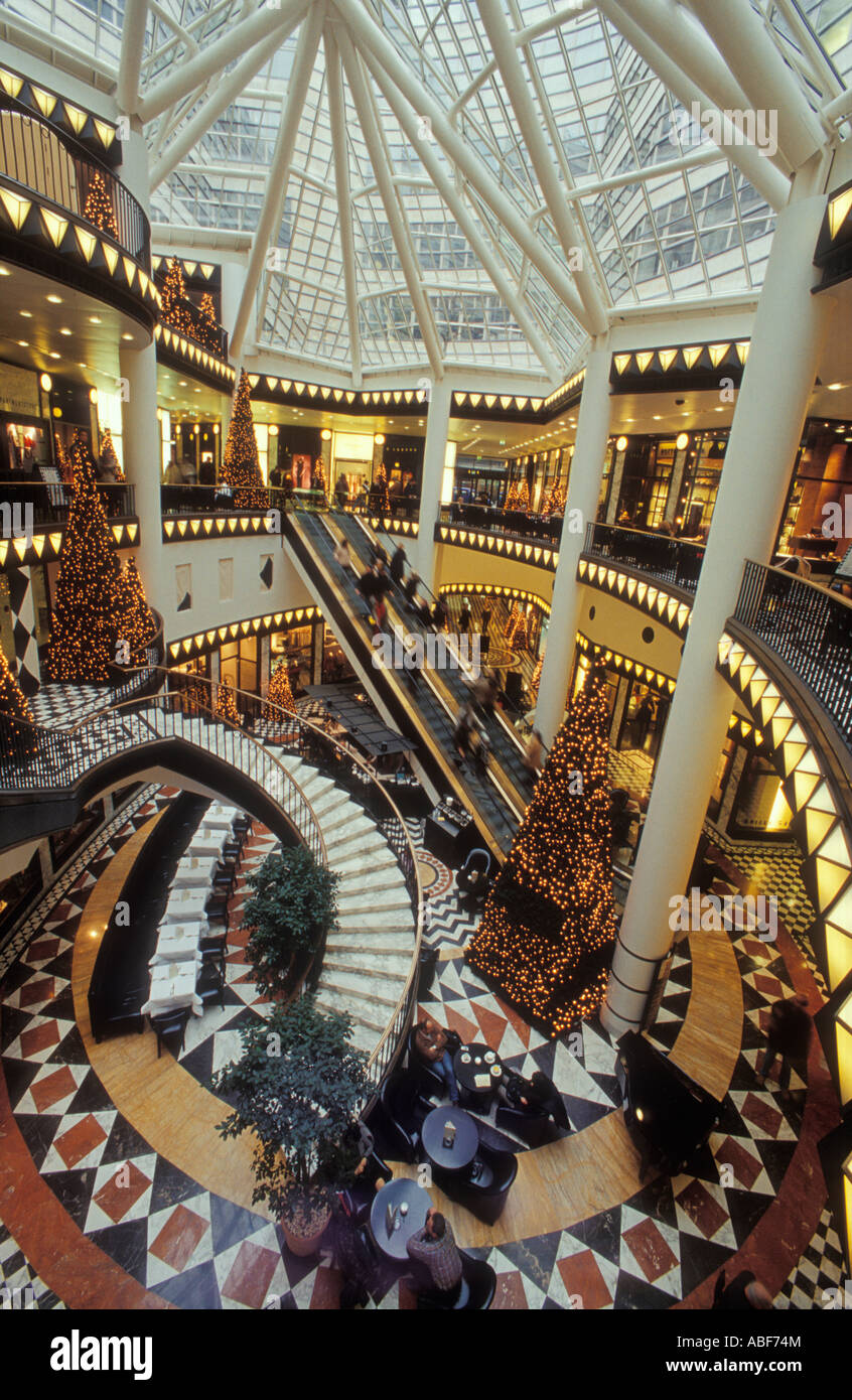 Berlino. La Friedrichstrasse. Interno del Quartier 206 al tempo di Natale. Lussuoso e stravaganti shopping center. Foto Stock