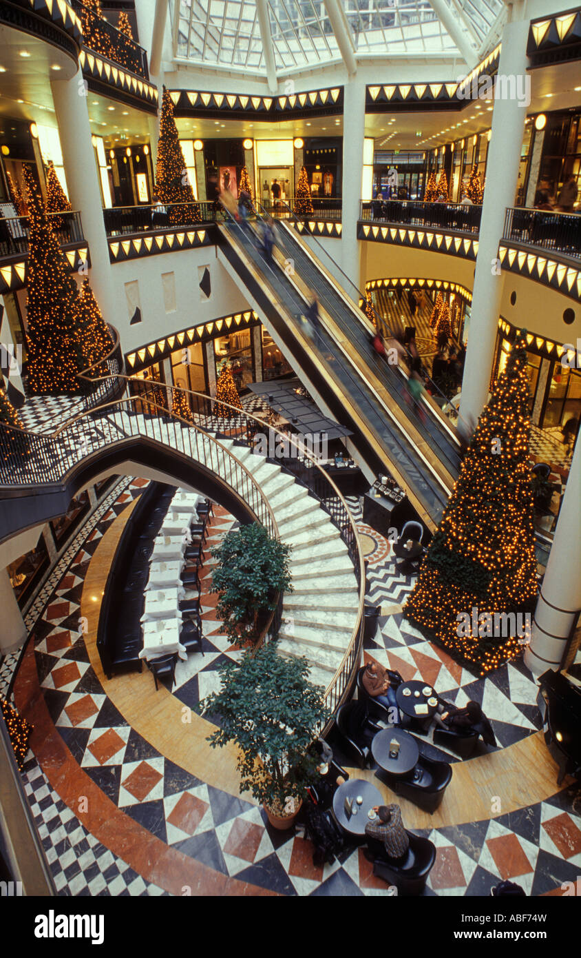 Berlino. La Friedrichstrasse. Interno del Quartier 206 al tempo di Natale. Lussuoso e stravaganti shopping center. Foto Stock