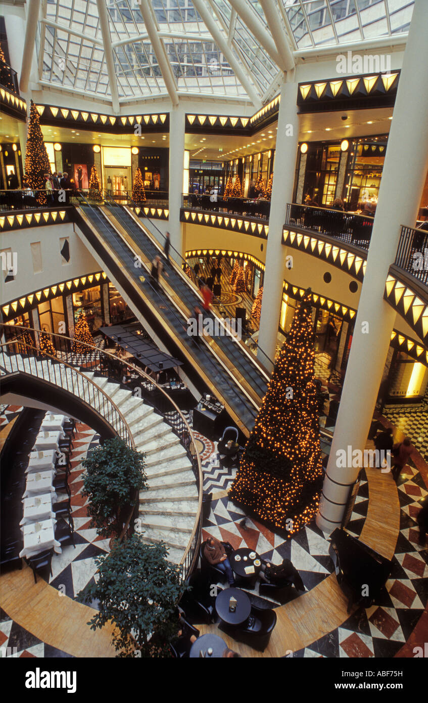 Berlino. La Friedrichstrasse. Interno del Quartier 206 al tempo di Natale. Lussuoso e stravaganti shopping center. Foto Stock