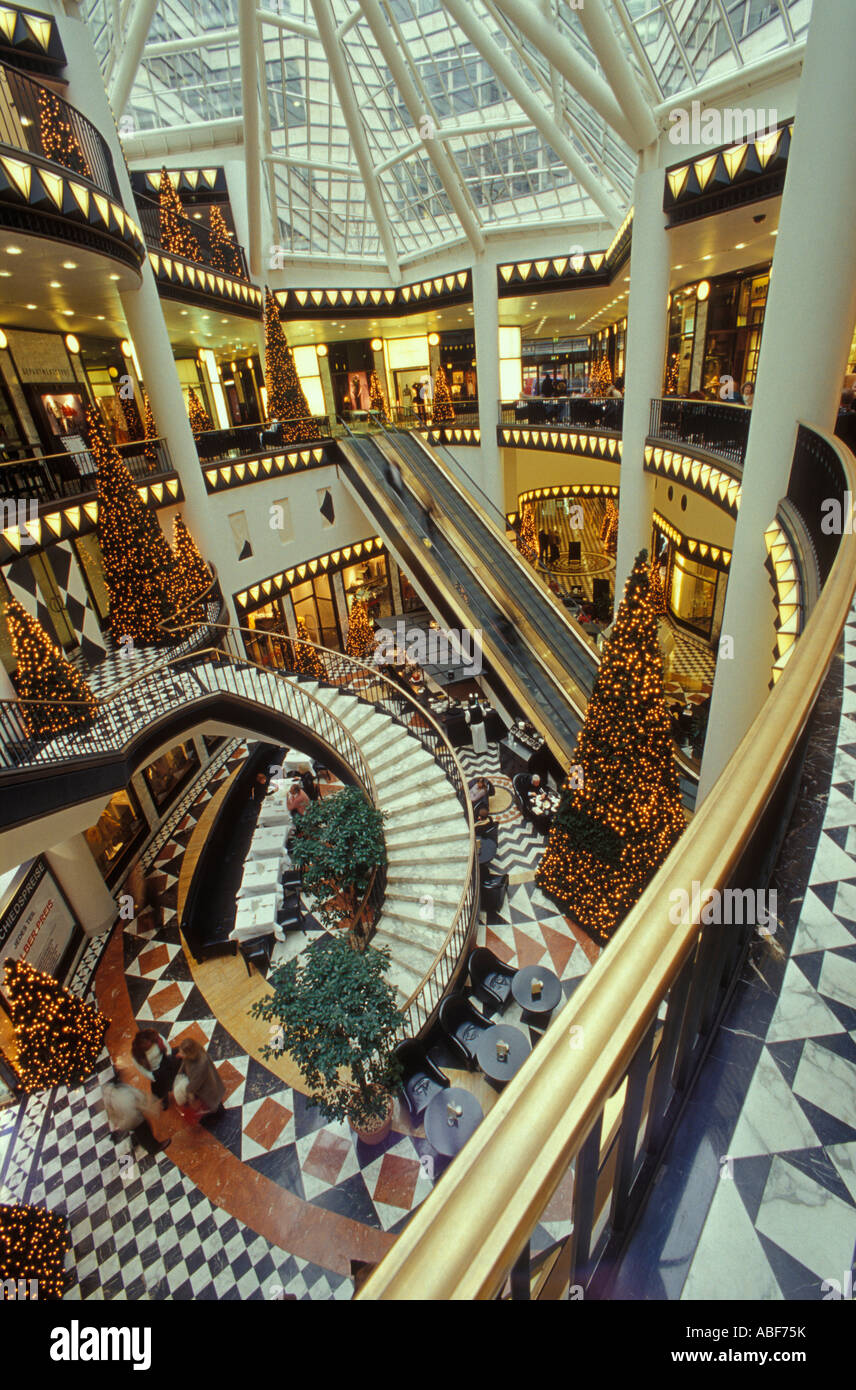 Berlino. La Friedrichstrasse. Interno del Quartier 206 al tempo di Natale. Lussuoso e stravaganti shopping center. Foto Stock