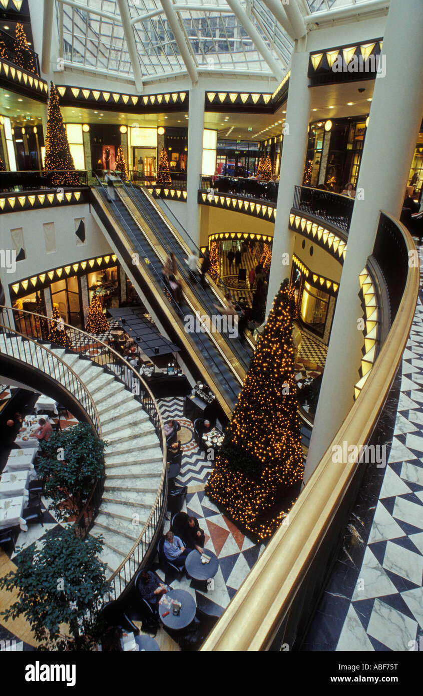 Berlino. La Friedrichstrasse. Interno del Quartier 206 al tempo di Natale. Lussuoso e stravaganti shopping center. Foto Stock