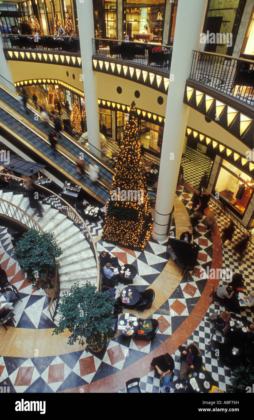 Berlino. La Friedrichstrasse. Interno del Quartier 206 al tempo di Natale. Lussuoso e stravaganti shopping center. Foto Stock